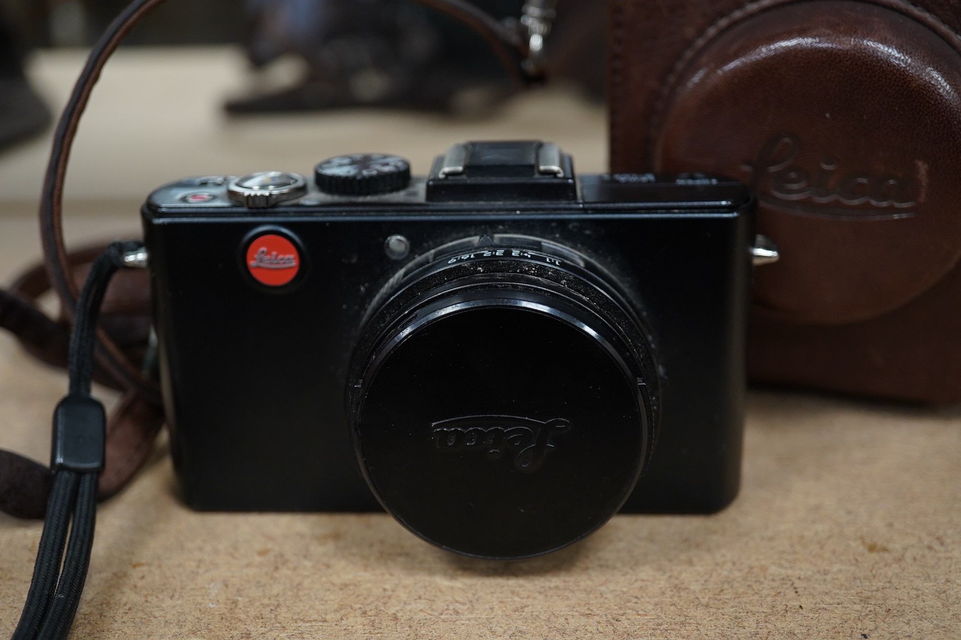 A Leica D-LUX 5 digital camera no.4088481 with leather case and charger. Condition - good